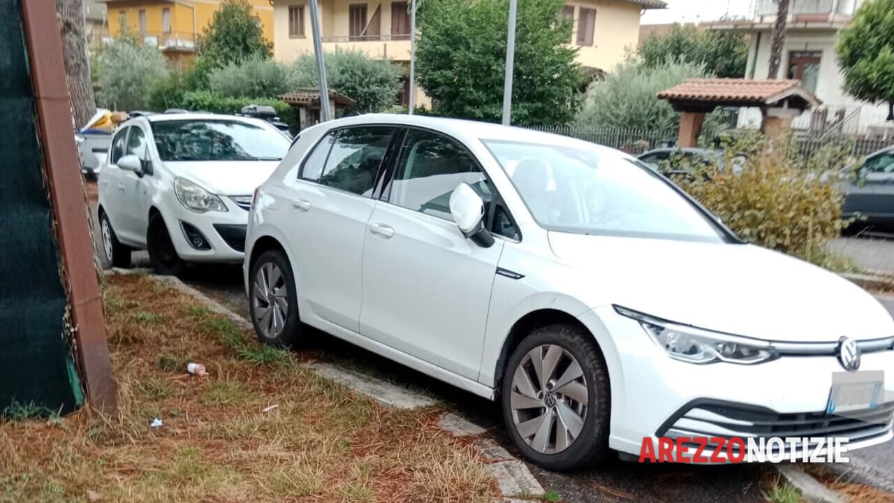 Derby parcheggi al campo sportivo Quarata, sosta selvaggia e tensione tra automobilisti