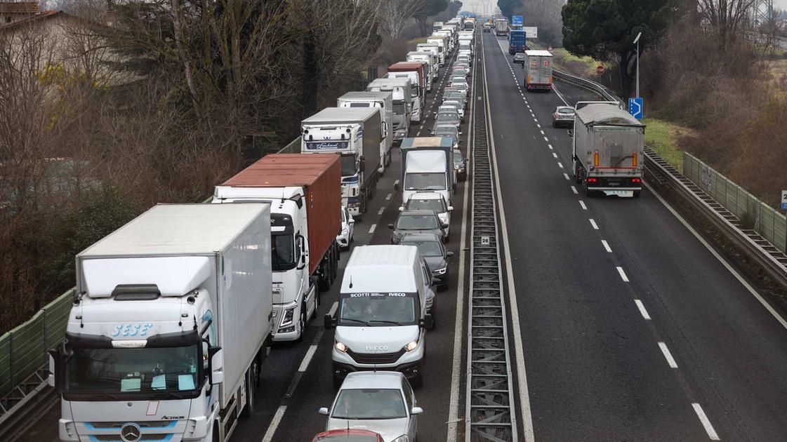 Disagio e rallentamenti sulla FiPiLi per camion ribaltato