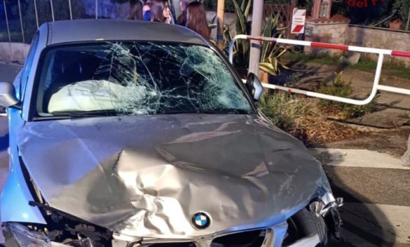 Due ragazzi feriti in violento scontro tra due moto e un'auto a Follonica.