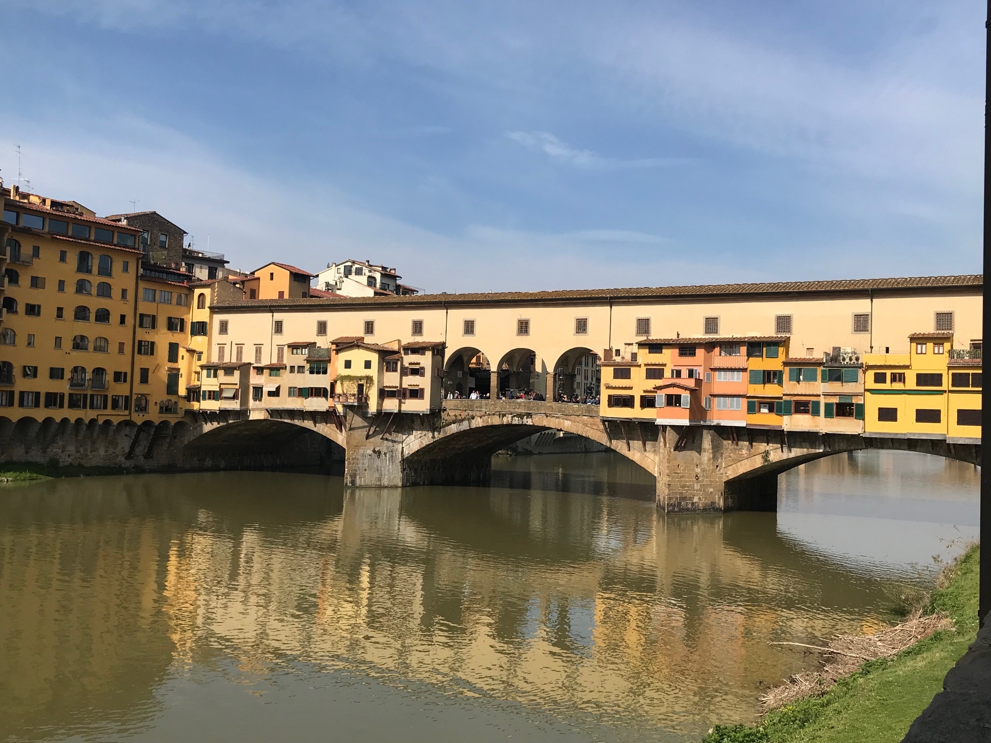 Esplorazione della storia di Firenze e del Ponte Vecchio durante la guerra dell'oro. Ascolta il podcast su L'Arno.it.