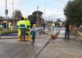 Evacuati rientrati a casa a Prato, squadre al lavoro per liberare le strade dall'acqua. Situatione meteo migliora, frana a Figline ancora critica.