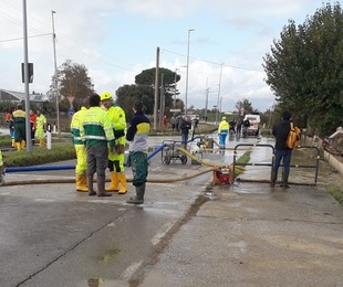 Evacuati rientrati a casa a Prato, squadre al lavoro per liberare le strade dall'acqua. Situatione meteo migliora, frana a Figline ancora critica.
