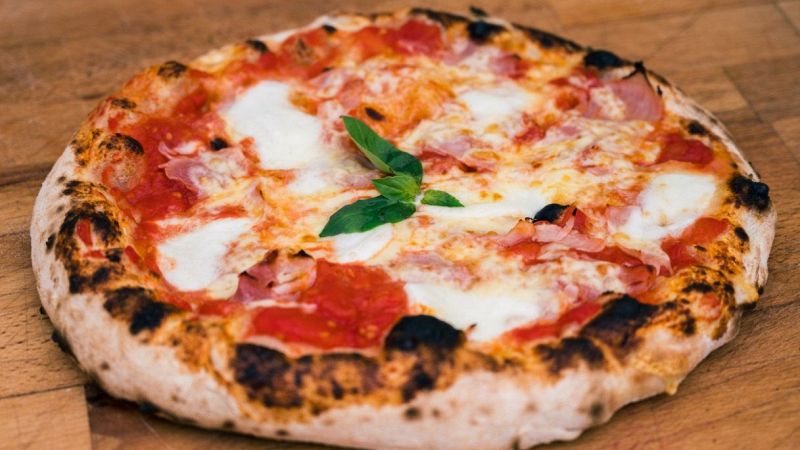 Famiglia inglese vola a Pisa per gustare pizza.