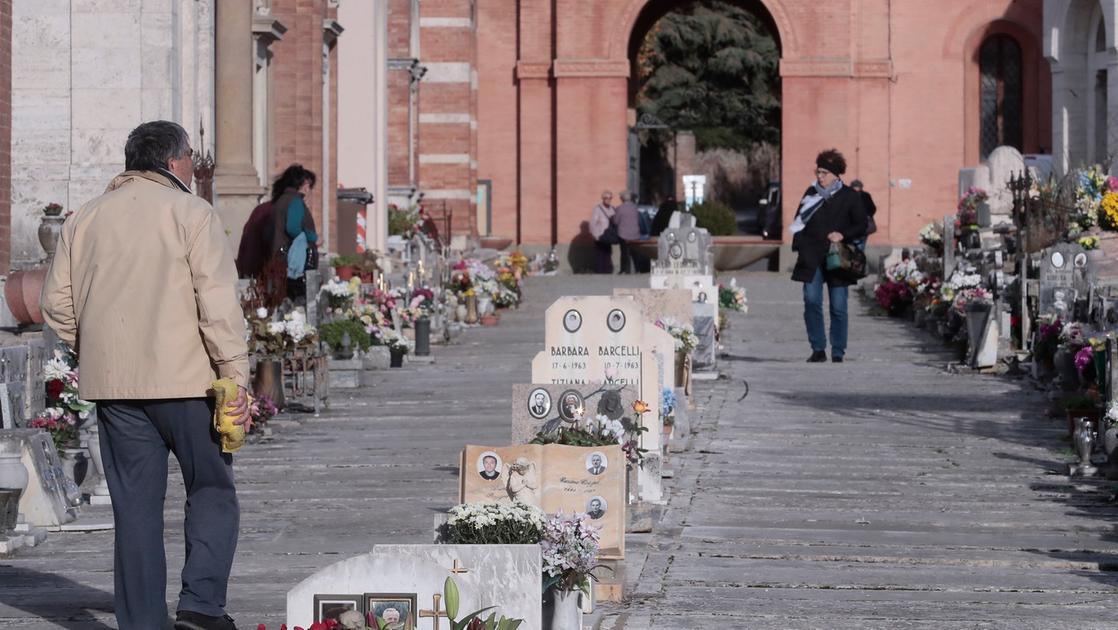 Fiori di plastica spopolano alla Festa dei Morti in versione economica