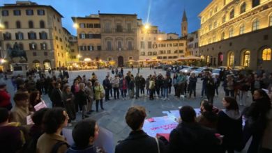Firenze, flashmob a piazza Signoria contro le tasse su tamponi e prodotti per l'infanzia
