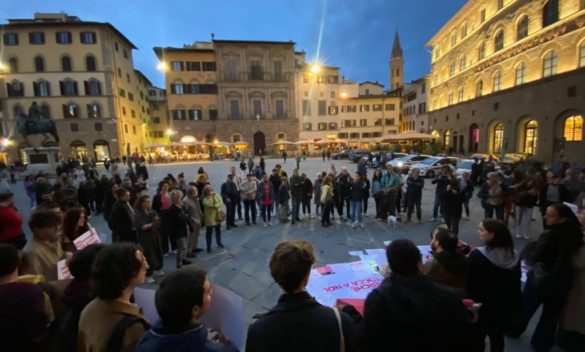 Firenze, flashmob a piazza Signoria contro le tasse su tamponi e prodotti per l'infanzia