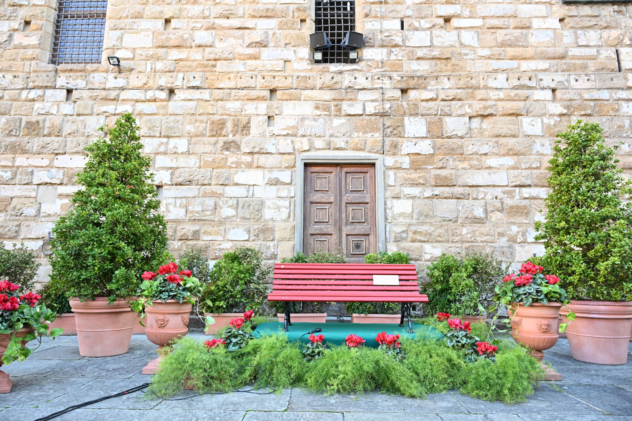 Firenze, panchina rossa a Palazzo Vecchio contro la violenza sulle donne - intoscana