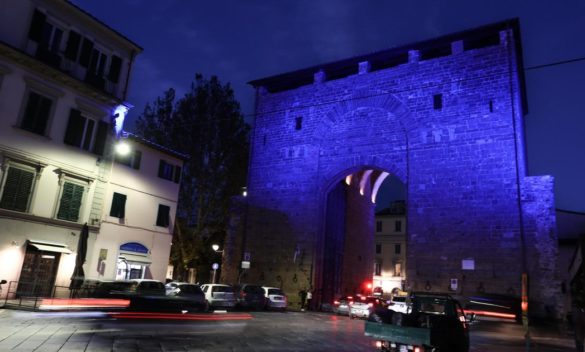 Firenze, porte storiche illuminate di blu per la Giornata dell’infanzia e adolescenza.