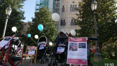 Flash mob alla sinagoga di Firenze per bambini rapiti da Hamas, passeggini vuoti simboleggiano il dolore delle famiglie.