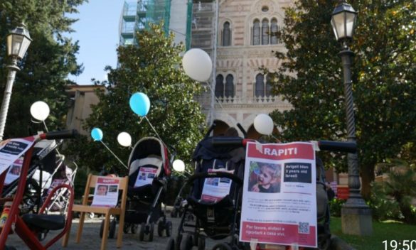 Flash mob alla sinagoga di Firenze per bambini rapiti da Hamas, passeggini vuoti simboleggiano il dolore delle famiglie.