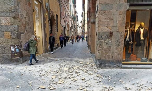 Forte vento abbatte pini in Toscana, scuole chiuse a Montecatini