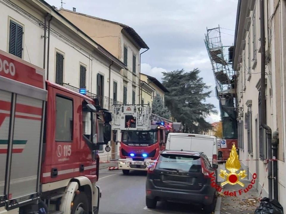 Forte vento distacca il ponteggio da un edificio a Prato, intervento in corso.