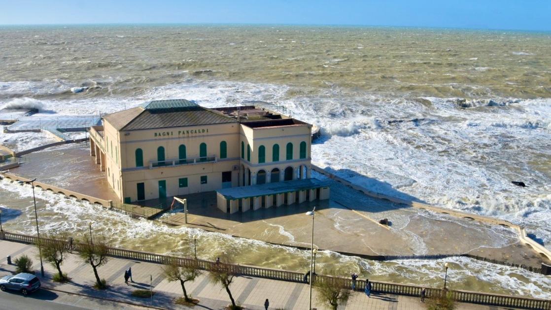 Foto della mareggiata dalla terrazza dell'Hotel Palazzo, uno spettacolo incantevole.