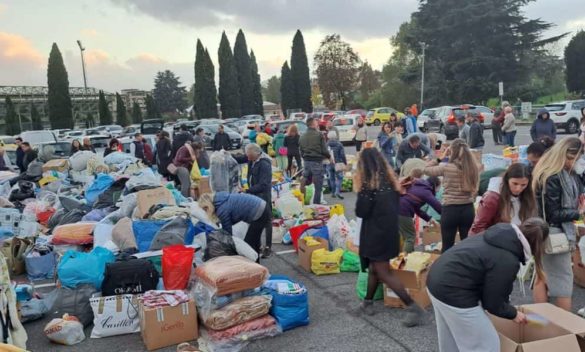 Generosità dei pistoiesi alla prova durante l'alluvione in piazza Oplà .