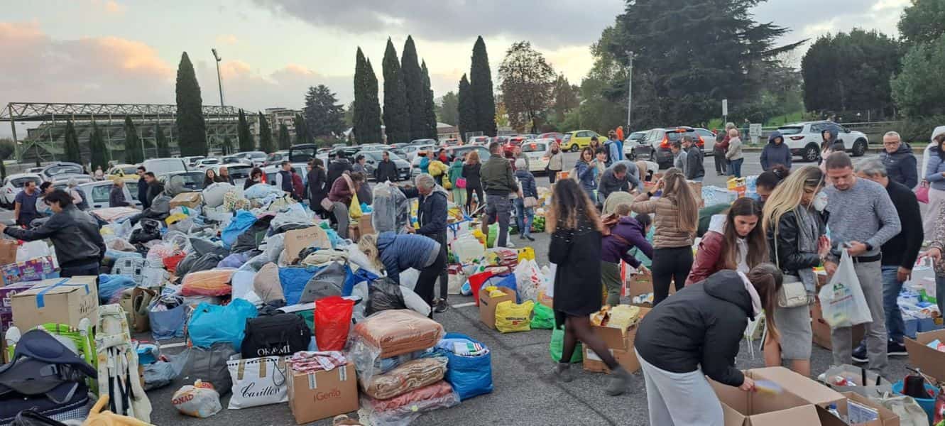 Generosità dei pistoiesi alla prova durante l'alluvione in piazza Oplà .