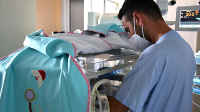 Incubatrice e operatore alla Terapia Intensiva Neonatale dell'Aou Senese