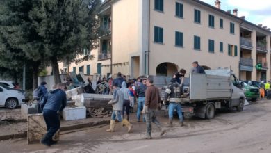 Giovani volontari in azione per aiutare gli alluvionati | TV Prato