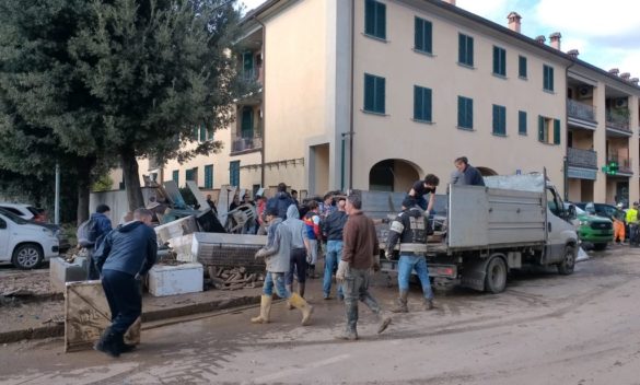 Giovani volontari in azione per aiutare gli alluvionati | TV Prato