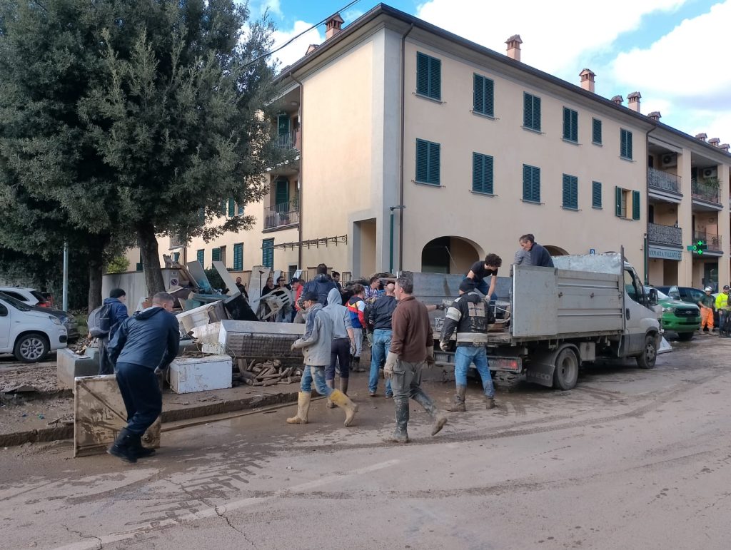 Giovani volontari in azione per aiutare gli alluvionati | TV Prato