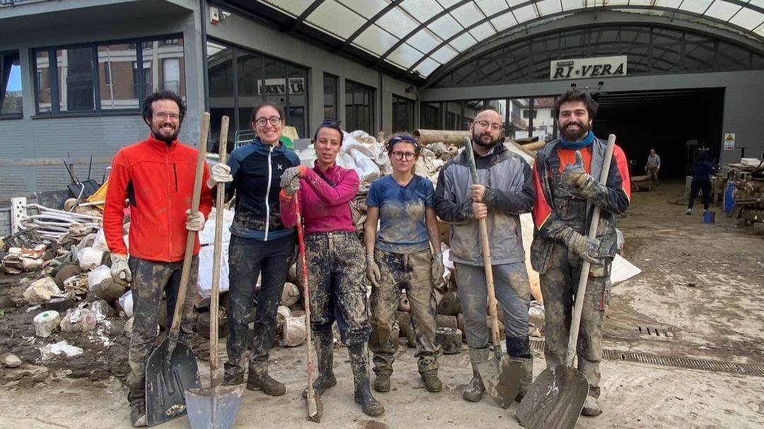 Serve aiuto a Vaiano, le persone sono impegnate tutto il giorno nelle aziende per affrontare i danni dell'alluvione.