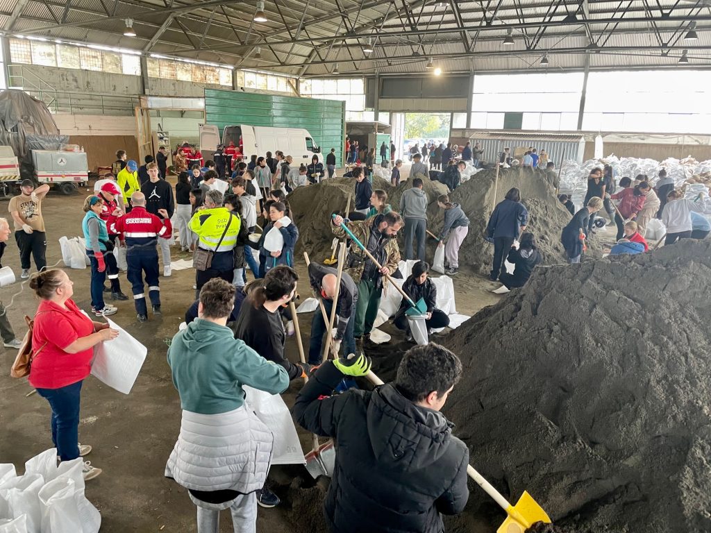 Gli studenti preparano ballini di sabbia, sindaco, "Non sottrarli a chi ne ha bisogno" - TV Prato