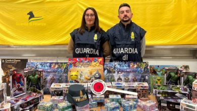 Guardia di finanza sequestra giocattoli contraffatti e pericolosi al mercato.