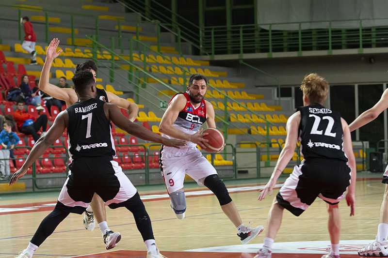 Il Basket Club Lucca vince a Arezzo con un'azione corposa.