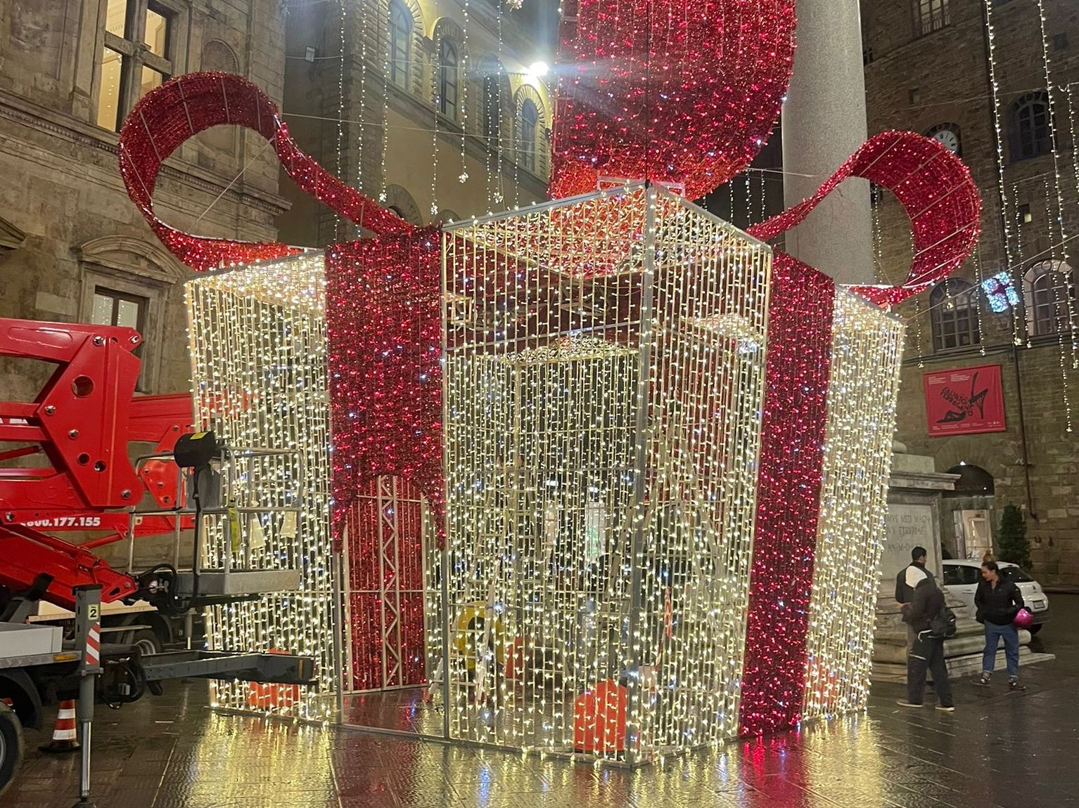 Il Natale di Firenze, luci pronte a splendere nel centro.