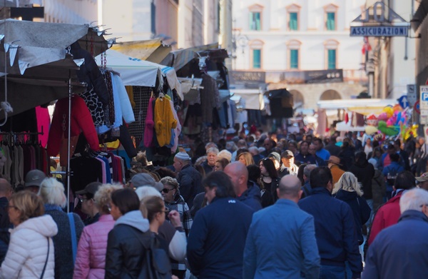 Il mercato in centro a Livorno, le bancarelle tornano in Via Grande.