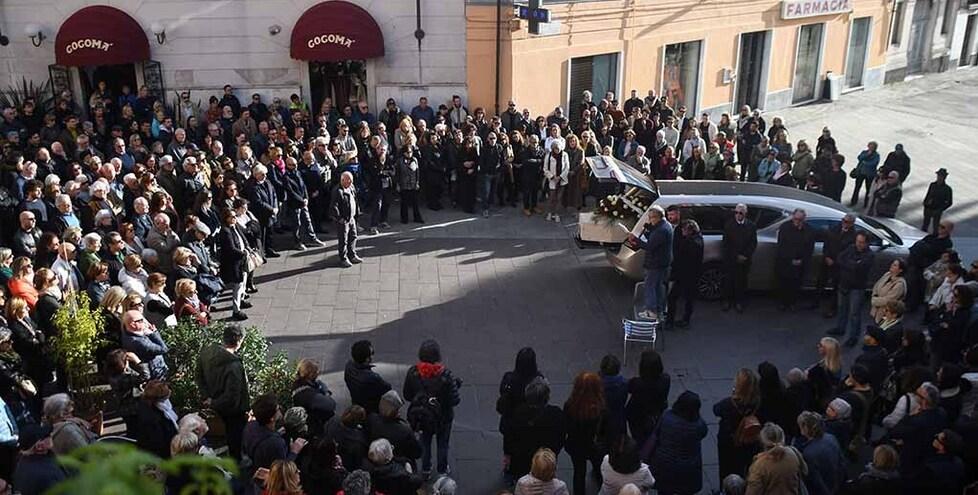 Il titolo "L’abbraccio di Carrara" riassume l'emozione e l'affetto espresso con la citazione "Claudia, eri tanta roba".