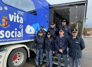 Il truck della Polizia arriva a Colle con "Una vita da social" - Il Cittadino Online