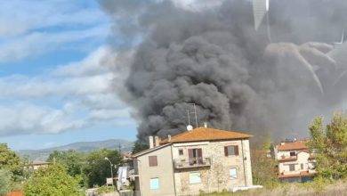 Incendio a Ponte alla Chiassa, fumo avvolge azienda