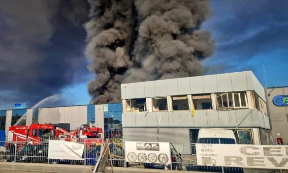 Incendio fabbrica a Empoli, alta colonna di fumo.