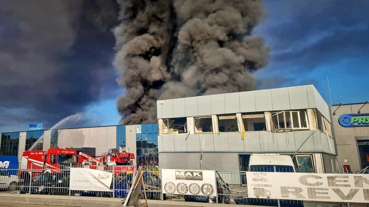 Incendio in fabbrica crea colonna di fumo su Empoli.