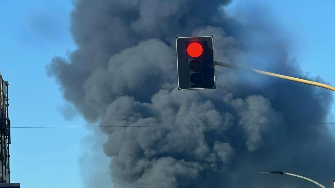 Incendio in fabbrica a Empoli, colonna di fumo.