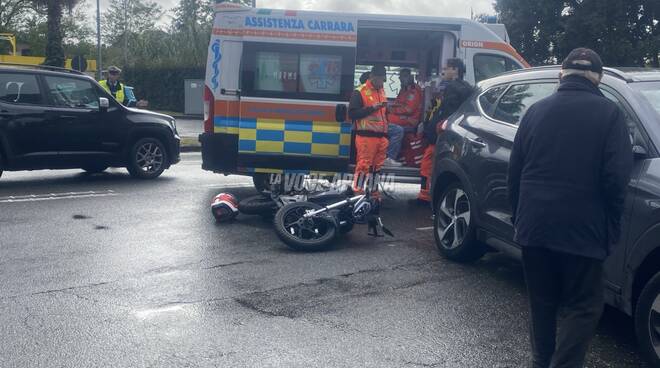 incidente moto auto carrara (foto: Fausto Gasparotti)