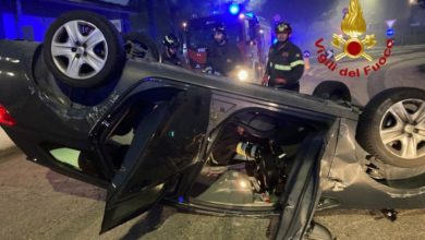 Incidente a Perugia, auto urta veicolo in sosta, si ribalta