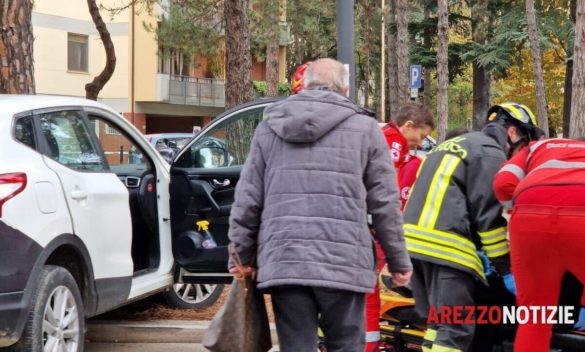 Incidente stradale a Viale Giotto, presenti soccorsi e forze dell'ordine.