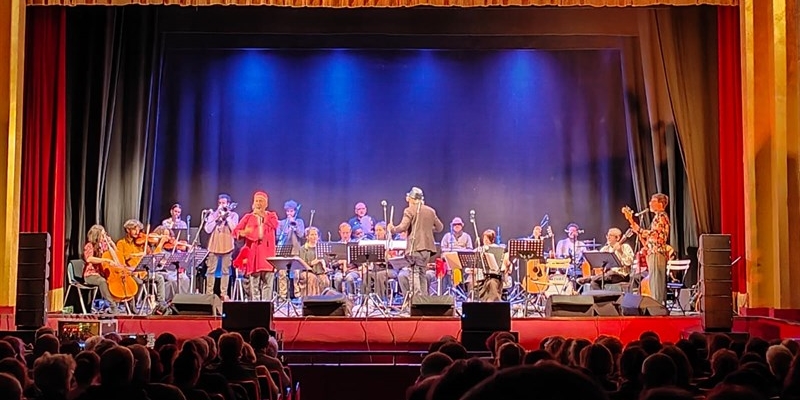 L'Orchestra Multietnica di Arezzo e i Modena City Ramblers, un incontro eccezionale.