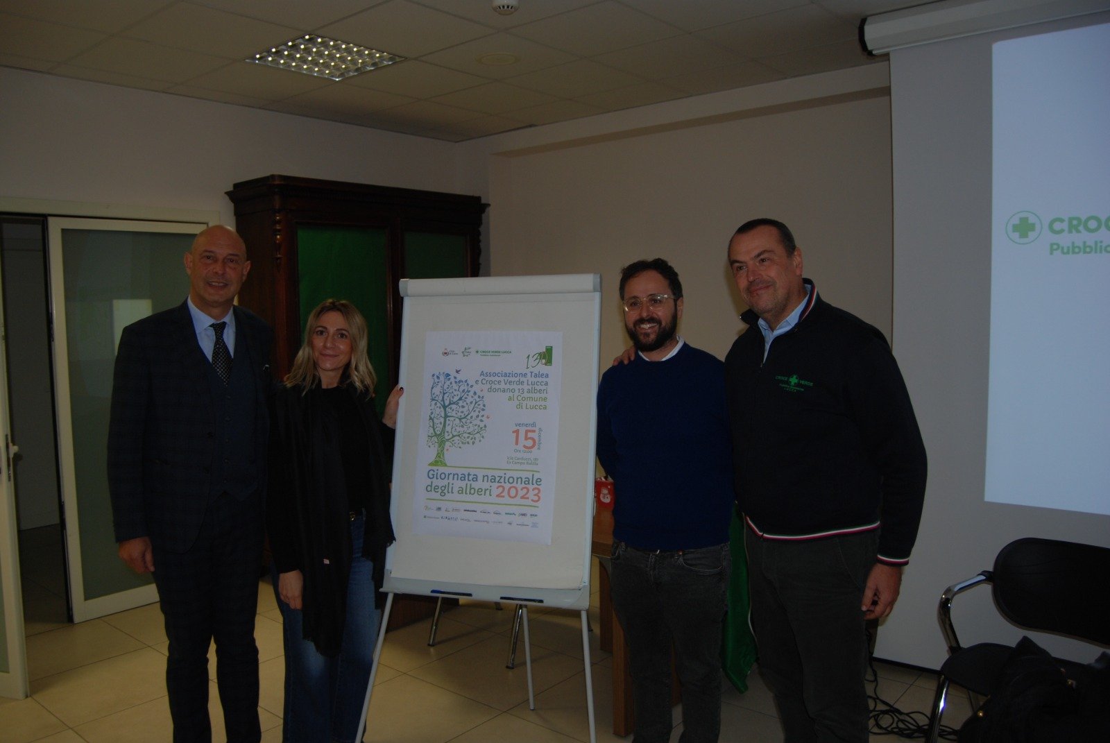 La Croce Verde dona 13 alberi al comune.