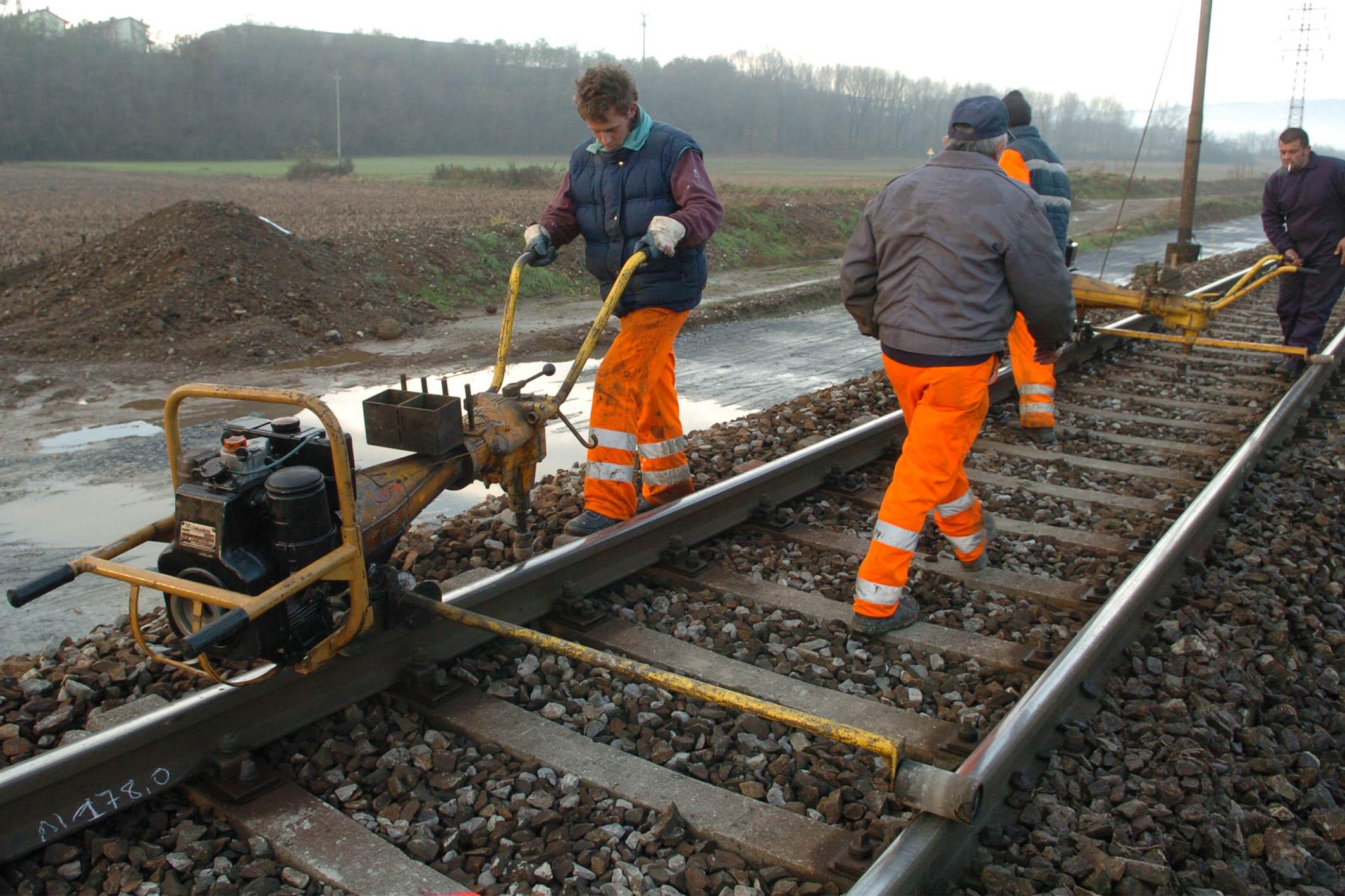 Work on the tracks, no trains between Pistoia and Montecatini on weekends.