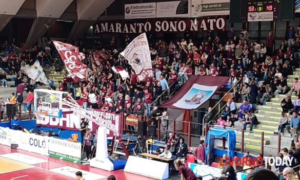Libertas Livorno-Geko Sant'Antimo vince 83-68, festa amaranto al PalaMacchia