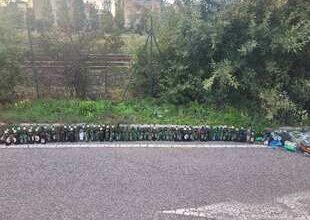 Livorno, Mister Green e Nina raccolgono 104 bottiglie di birra abbandonate in parcheggio di via di Salviano.
