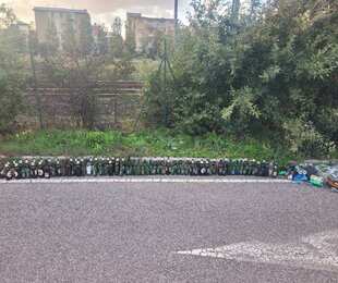 Livorno, Mister Green e Nina raccolgono 104 bottiglie di birra abbandonate in parcheggio di via di Salviano.