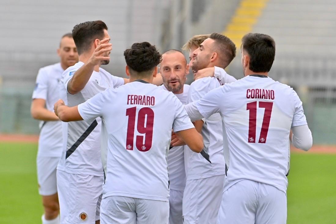 Livorno vince 3-0 contro Poggibonsi, agli ottavi di finale.