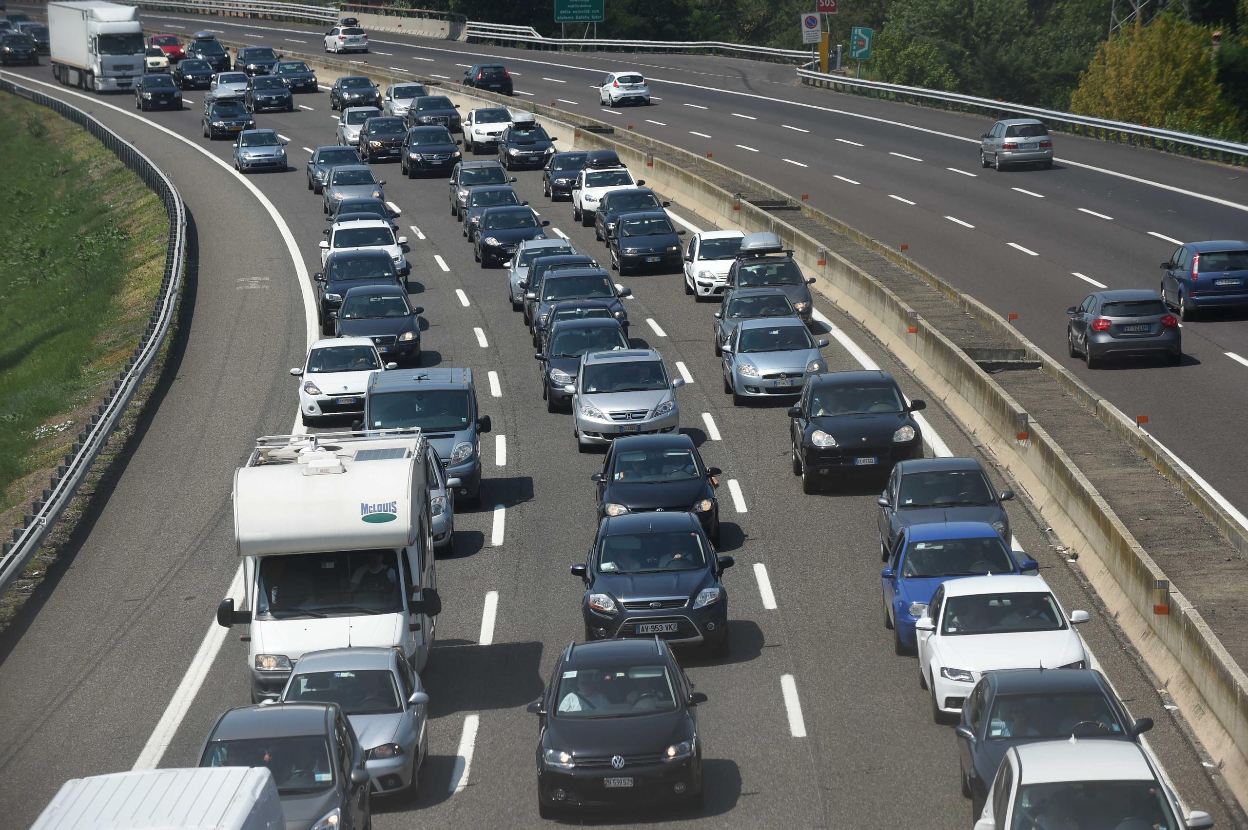 Lunghe code A11 dopo incidente Prato Ovest-Montecatini.