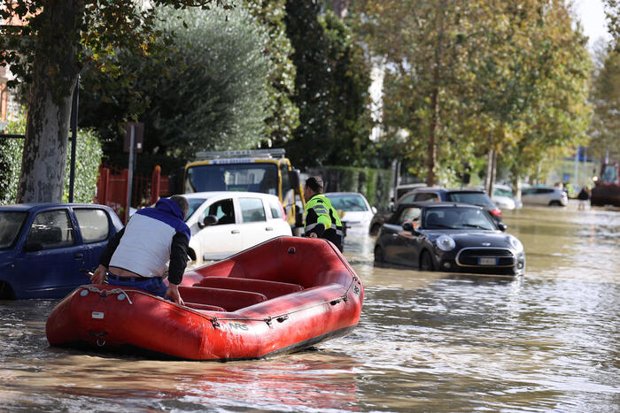 Maltempo Toscana, allarme continuo per allagamenti, sei vittime.