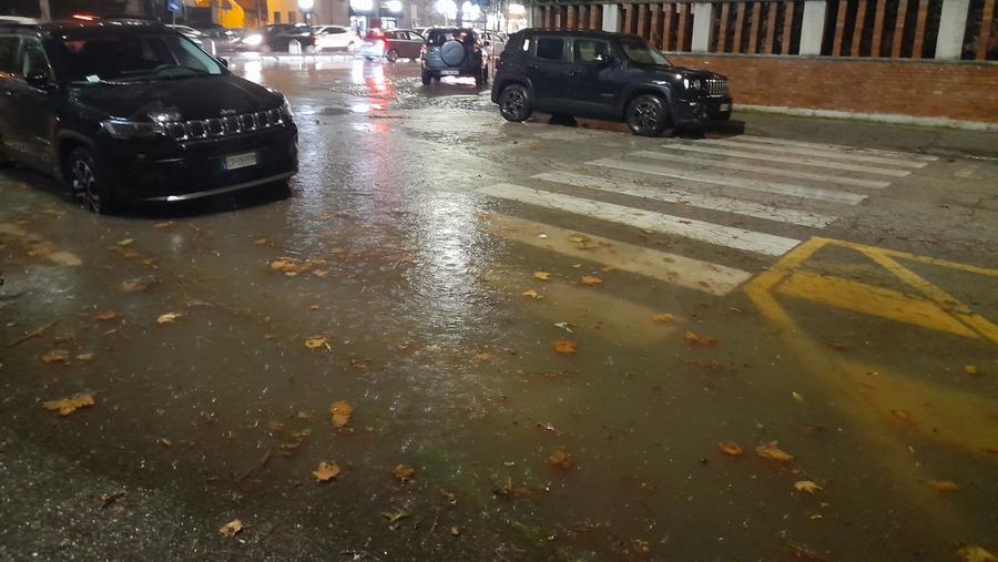 Maltempo a Livorno, allagamenti in viale Alfieri, via Cimarosa e sul raccordo Fi-Pi-Li. Emergenza in città.