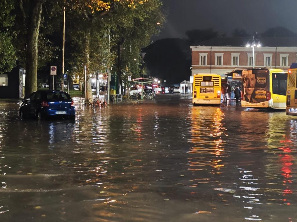 Maltempo crea caos, strade bloccate e ponti danneggiati a Vaiano, situazione aggiornata.