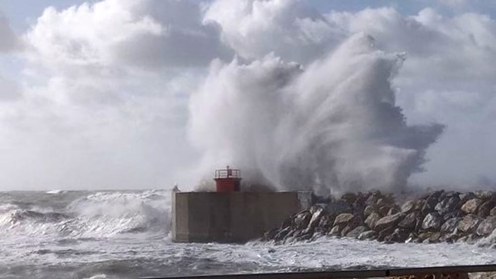 Maltempo in Toscana, allerta meteo per pioggia, vento e mareggiate